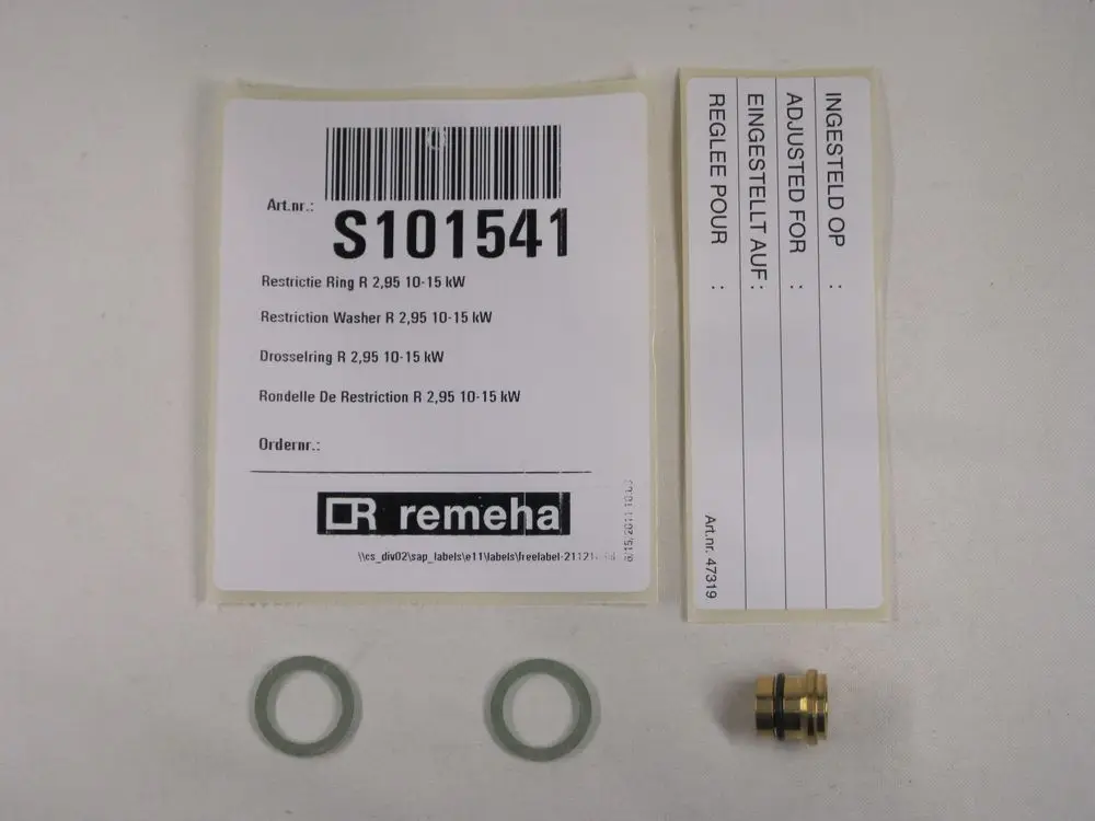 Remeha Zubehörset mit zwei Dichtungsringen und einem Bauteil, beschriftet mit Artikelnummer und Herstellungsdetails.